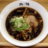 太麺に濃い醤油スープが特長のご当地ラーメン「富山ぶらっくラーメン」（北陸・呉羽PA下り）
