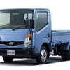 日産アトラスF24。標準ボディ、フルスーパーロー、扁平ダブルタイヤ、最大積載量2.0t、ディーゼル、木製荷台