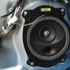 SonicPLUSは異種素材2ピース構造の採用により車外への音漏れやドアパネルなどの共振を防ぐことで高音質を実現する交換スピーカー。純正スピーカーとの交換作業のみで最高の音質を得られる設計になっている。