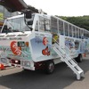 栃木県湯西川で運行中の水陸両用バス（資料画像）