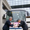 並木心・羽村市長から初便の運転士へ記念鍵の授与が行われた。