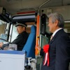 初便に乗車する羽村市長。