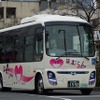 羽村市内を走行するEVバス。音は非常に静か。