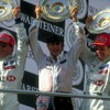 1999年、F1ヨーロッパGP（ニュルブルクリンク）で優勝したハーバート（向かって左。中央はスチュワート、右はバリケロ）
