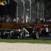 写真先頭はコバライネン（ケーターハム）、続いてペトロフ（同。3月18日、F1オートスラリアGP決勝）