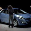 催眠術にかけられた3名の女性と新型ヒュンダイ i30