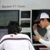 小林可夢偉（写真右、ザウバー。3月25日、F1マレーシアGP）