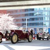 日本橋をパレードする参加者たち。写真先頭はアストンマーチン・インターナショナル