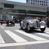続いて参加者たちも警官の敬礼を受けながら順次スタート。写真先頭はフレイザーナッシュBMW328