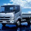 トヨタ・トヨエース・カーゴ。ワイドキャブ/ロングデッキ/フルジャストロー/2t積/ディーゼルハイブリッド車/“Gパッケージ”装着車