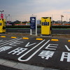 EV専用駐車場6台ぶんと中速充電器が3基設置されている