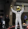 ロズベルグ（メルセデスAMG）。奥、車中はハミルトン（マクラーレン。4月15日、F1中国GP）