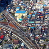 東側。手前が東武伊勢崎線、奥が高架化工事中の京成押上線、その下をくぐるように東武亀戸線のレールが