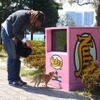 小型犬が自動販売機でサンプリング商品を出すようす
