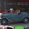 懐かしのダットサン車に乗る日産自動車のカルロス・ゴーン社長兼CEO