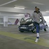 プジョー208を前にロボットダンスを披露するマーキューズ・スコット氏（動画キャプチャー）