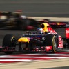 ベッテル（レッドブル、手前）とライコネン（ロータス、F1バーレーンGP決勝）