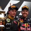 優勝：ベッテル（レッドブル、向かって右）と2位：ライコネン（ロータス、F1バーレーンGP決勝）