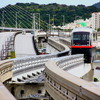 那覇東バイパスと国場川が寄り添う壺川駅は「唐船ドーイ」が流れる（2012年4月20日撮影）