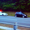 沖縄自動車道下り線で速度超過違反のレンタカーに近づく警察車両（2012年4月21日撮影）