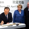 中国・温家宝首相とドイツ・メルケル首相が、ウォルフスブルグのフォルクスワーゲン工場を訪問