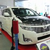 同じく日産『エルグランド』、左側にあるのは歩行者脚部保護性能試験で使用されたダミー。