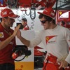 ジェネ（向かって左）とアロンソ（フェラーリ、F1バーレーンGP）