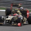 グロージャン（ロータス、F1バーレーンGP）。後方はライコネン。