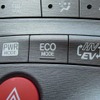 市販車ではEV/HVの切り替えスイッチが付いた。