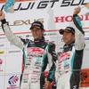 GT500クラスで優勝したDENSO KOBELCO SC430ドライバーの石岡宏明（左）と脇阪寿一（右）。（SUPER GT 2012第2戦・富士スピードウェイ）