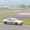 サーキットタクシー（プロドライバー運転による同乗走行）中のマセラティクワトロポルテ