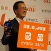 フォトセッションに応じる田中社長