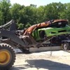 大型プレス機でスクラップにされる2台のレクサスISのショーカー