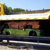 大型プレス機でスクラップにされる2台のレクサスISのショーカー