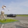 プロゴルファーが放ったゴルフボールを、走行中の自動車からいかに遠くでキャッチするかというギネス世界記録に挑んだ、メルセデスベンツSLS AMGロードスター