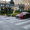イタリア・ミラノの市街地を走行するレクサスLF-LC