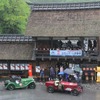 2日目の雨の中昼食会場に到着した参加車たち