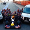 レッドブルF1レーシングチームの公式車両に指名された日産NV200（日本名：NV200バネット）とNV400