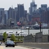 2013年のF1米国GPが開催される新サーキットをインフィニティ『GクーペIPL』でデモ走行したセバスチャン・ベッテル