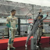 エキシビションの第0戦では2位。ロッテラー（左）、オリベイラとともに表彰式に登場した佐藤琢磨。