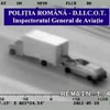 ルーマニア警察が捉えた窃盗団の映像。走行中のSUVのサンルーフから人が這い出し、トラックのリアゲートを開けようとしている