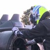 コースアウトして停止した日産デルタウィングを、再び動かそうと懸命に努力する本山哲選手