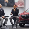 マツダ・山内社長（左）とサッカー日本代表長友佑都氏（右）