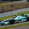 Jリーグ会場でフォーミュラマシンがデモ走行