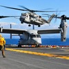 V-22 オスプレイ　（c）US Navy。機体に映画「007」のロゴが。