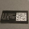 裏にはQRコードが