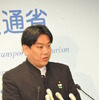 父親譲りの半袖スーツで会見する羽田雄一郎国交相