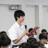 トークセッションで村上氏に質問する生徒