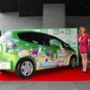 ホンダ フィットハイブリッドがベースのしゃべるクルマ「プチェコ」とタレントのSHEILAさん