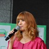 ホンダ フィットハイブリッドがベースのしゃべるクルマ「プチェコ」とタレントのSHEILAさん